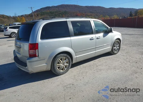2010 Chrysler Town & Country Touring z USA, uszkodzony, nr VIN 2A4RR5D19AR286767